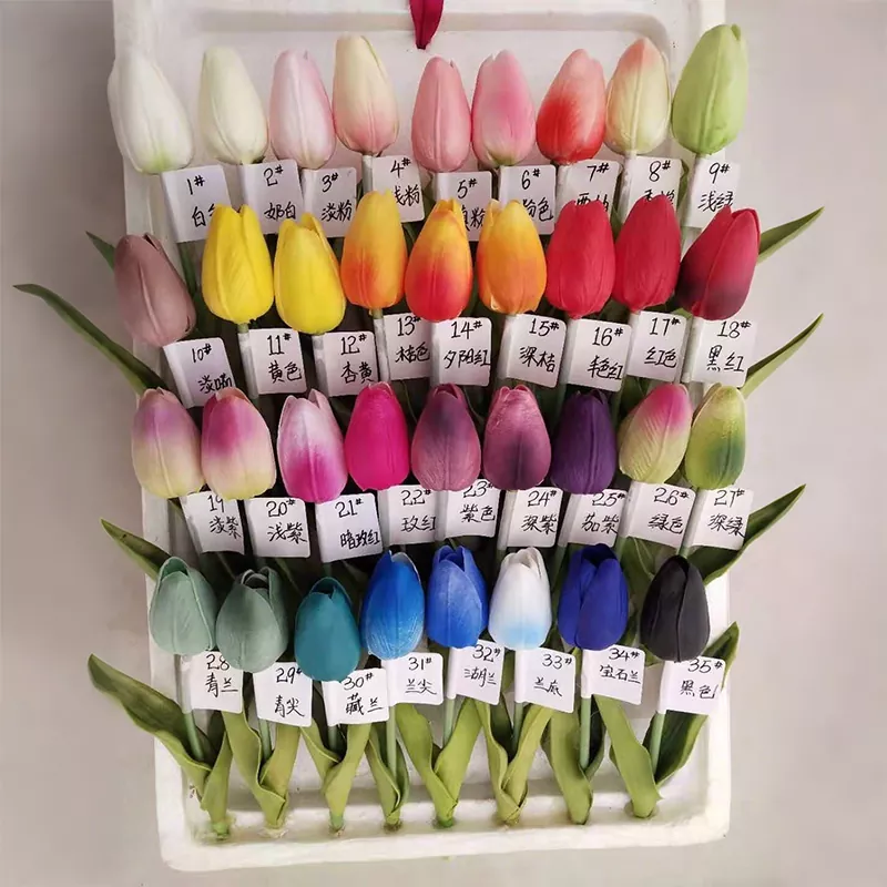 Verklig beröring av konstgjorda tulpanblommor