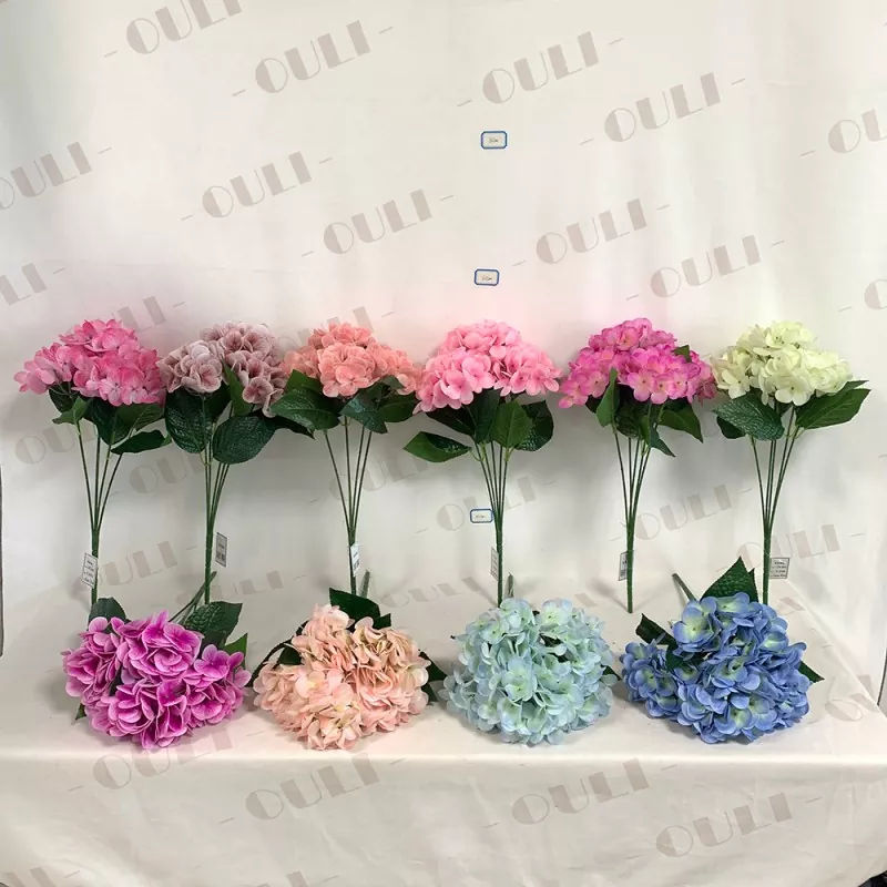 Verklig beröring av hortensia konstgjorda blommor
